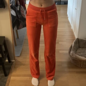 Orangea juicy byxor - Orangea juicy byxor i välanvänd skick.  Jag säljer mina orangea juicy byxor som jag köpte förra julen. De har lite defekter i sömmarna där bak (bild 3) men annars inga konstigheter. Snabb affär och priset går att diskuteras 