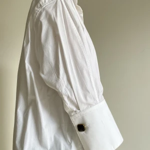 Skjorta från zara - Lång skjorta från Zara med detaljknapp på ärmen