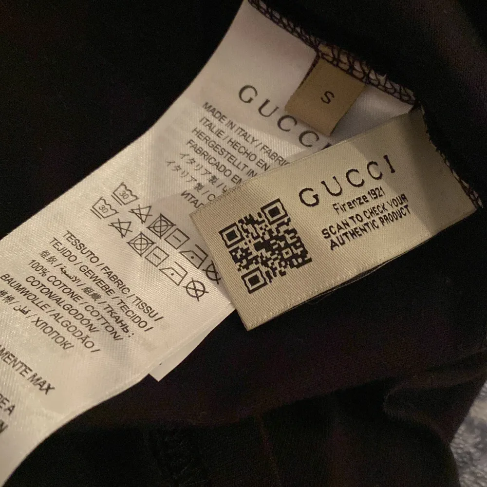 Gucci t shirt till salu och är inte använd har fått den som present och den behövs säljas för den inte riktigt är min stil (Pris kan diskuteras) ifall du vill ha mer bilder på tröjan skriv bara! (Fake). T-shirts.