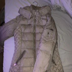 ROCKANDBLUE MID 34-36 - Jag säljer min rockandblue jacka. Denna jacka är så i storlek 34-36 men den passar folk som har XS-M. Det är beroende på hur man vill att den ska sitta. Den är i nytt skick. Använd få gånger. Säljs för 1600kr då sen kostar 3500 kr ny. Äkta päls ingår. 