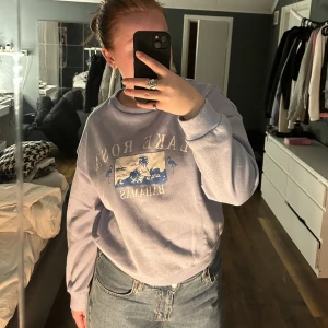 Sweatshirt med tryck - Blå sweatshirt med tryck i storlek L.