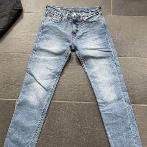 Hej! Säljer ett par skit snygga Levis jeans. De är en 502 modell och har dragkedjan. Hör av dig vid frågor eller funderingar!