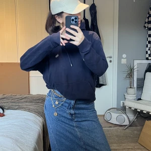 Lee hoodie - En jättefin blå hoodie ifrån Lee. Superskön och helt enkelt en grym hoodie. Knappt använd och i gott skick. Säljes pga använder ej längre 🍒