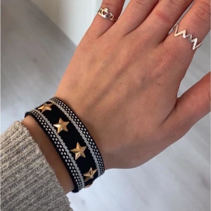 Armband  - Super fint armband med guldstjärnor, 40kr + frakt💕 skriv om ni har några frågor✨