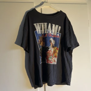 T-shirt med Jultryck - Snygg svart/grå WHAM! t-shirt med ”Last Christmas” omslaget på! Superskön och i fint skick! 