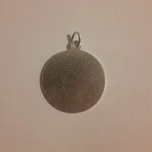 Silverberlock  - Silverberlock för gravering. Äkta silver och helt slät så att man själv kan välja motiv att gravera in.  Ask: 10 kr Frakt: 15 kr