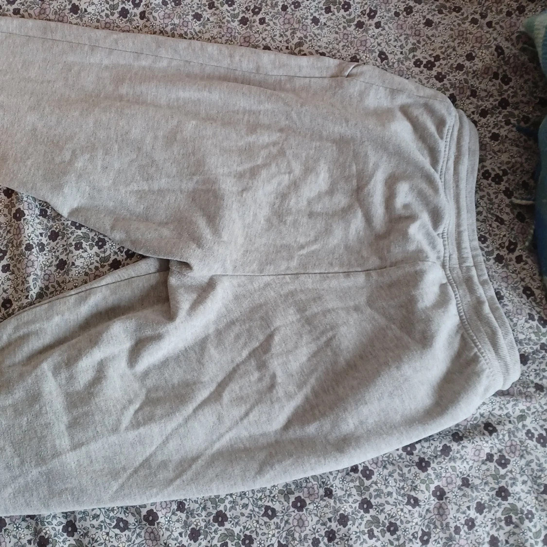 Ljusgråa mjukisbyxor  - 91