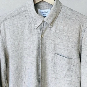 Our Legacy skjorta  - Superfin skjorta från Our Legacy, storlek: S  Mjuk, 100% bomull. Toppskick