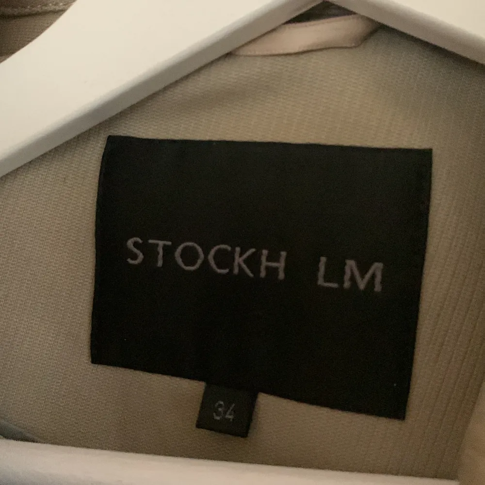En jättefin oanvänd kappa i storlek 34 från STOCKH LM. Jackor.