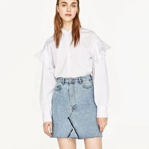 Zara kjol  - En snygg jeanskjol med pärlor i storlek xs från zara, den passar bra till våren och sommaren. Jeanskjol är gjord av 100% bomull och tillverkad i Tunisien. Jag skulle säga att Jeanskjol är i bra skick, jag har bara använt den tre gånger. 