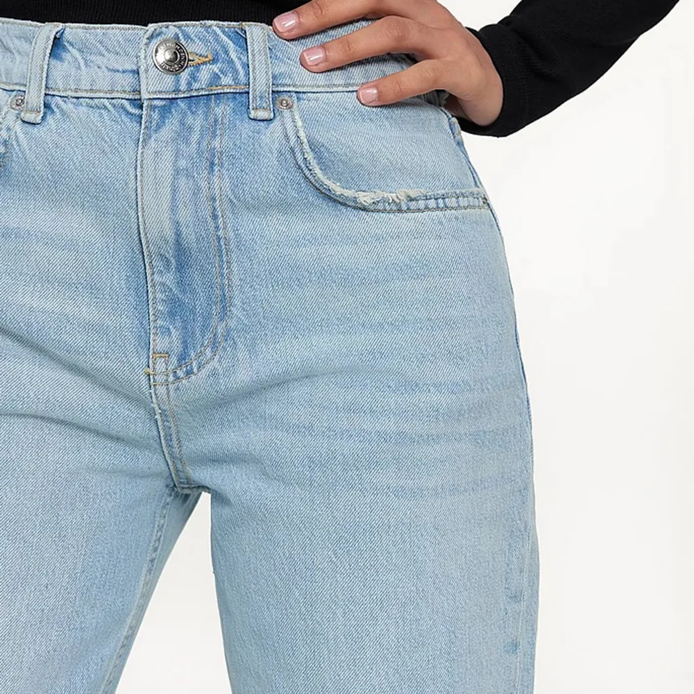 Säljer dessa Gina jeans i modellen 90s High waist. Använda ett fåtal gånger och är fortfarande i bra skick. Säljer pga att de är för stora för mig. Nypris 600 kr Obs! Frakten är inte bestämd än. Jeans & Byxor.