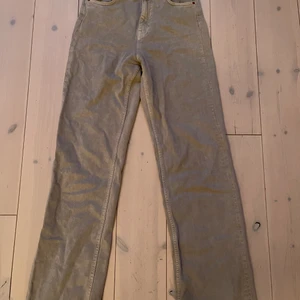 Ljusgråa jeans - Ljusgråa jeans från zara i full length.