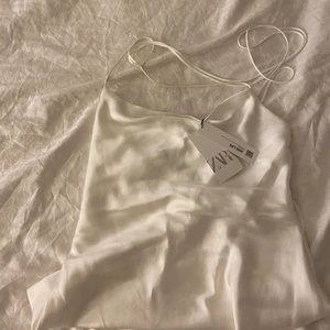 Satinklänning zara - Säljer min jätte fina Satinklänning från zara❤️ lappen är kvar och den är bara testad på. Säljer då den inte är min stil❤️