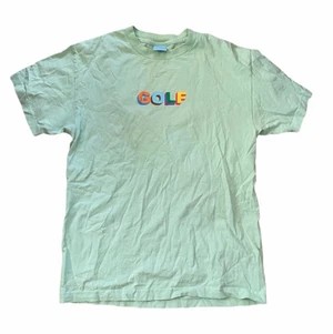 T-shirt - Snygg golf t-shirt! Storlek M men tror den passar S och XS om man vill ha oversized! Kan mötas upp i Umeå eller frakta!💚🍀