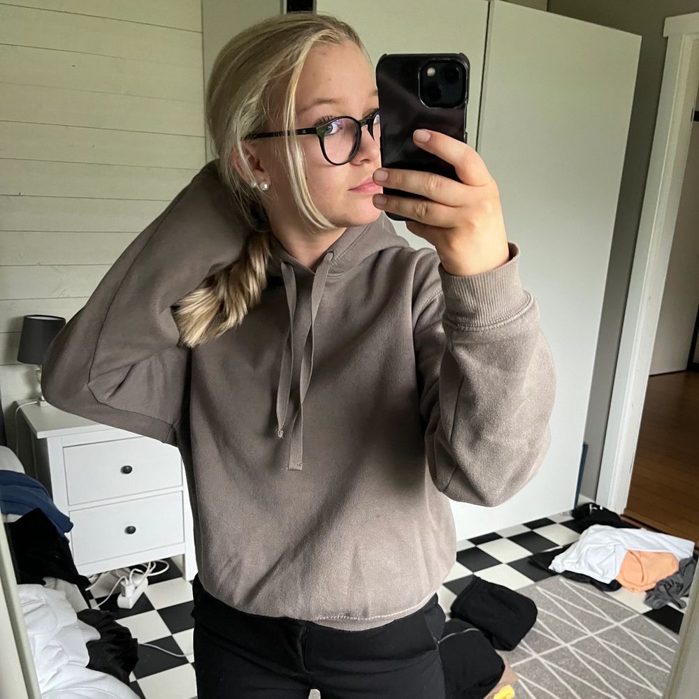 Jätteskön och snygg brun hoodie i storlek s 🧡 nypriset var 200 och jag säljer för 45kr💘 inte alls mycket använd så skicket är jättebra🥰. Huvtröjor & Träningströjor.