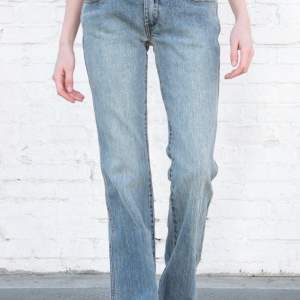 Ett par jättefina blå jeans från brandy Melville one size👖. Säljer då de inte kommer till användning längre de är använda fåtal gånger så byxorna är i bra skick 💕