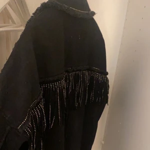 Zara jeansjacka🫶🏼🫶🏼 - säljer dennna fina zara jeans jacka!⚡️🫶🏻Köpte den i Maj förra året. Den är sparsamt använd och är i ett väldigt bra skick! nypriset var 559; och mitt pris 300🙌🏼 Kan ev mötas upp i Göteborg.🫶🏼