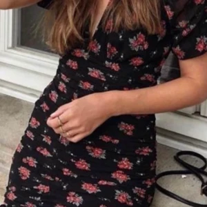 SÖKER stlk S lr M - Söker denna klänning från Zara i stlk S lr M 🙏🏻