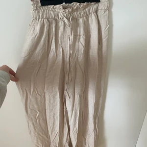 Linnebyxor  - Ett par såå fina linnebyxor från HM! Perfekta nu till sommaren!!! Storlek: 38! Vida ben💕 (skrynkliga då jag inte har strykt de)