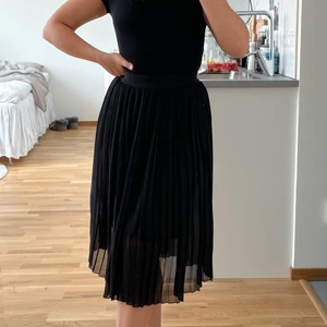 Plisserad kjol - Kjol från NA-KD i strl XXS o fint skick ❤️‍🔥 Fraktas spårbart för 39 kr! Jag är 1,60 och bär vanligtvis strl S i kjolar 💌 Den är stretchig i midjan och går en bit under knäna på mig.