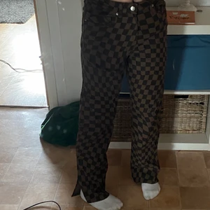 Bruna jeans - Bruna jeans med ”schackmönster” från h&m! Använda 1 gång 💟