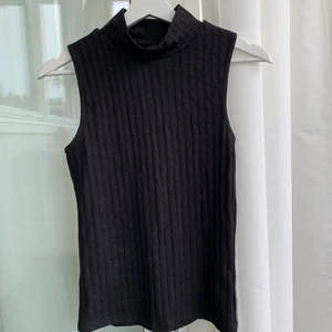 Svart linne Gina Tricot stl.M  - Svart linne från Gina Tricot i storlek Medium. Perfekt under tjocktröjor och koftor 🌼  Använt ett fåtal gånger. 