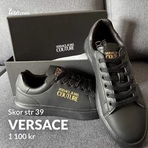 #Versace #jeans #couture #skor #sko #ny #äkta Säljer en helt nya Versace skor storlek 39 . Dustbag och låda medföljer. Kostar 1800kr ny och önskar 1100 för dom. Priset kan diskuteras vid snabb och smidig affär! Kan mötas och skickas med spårning.