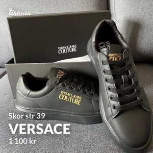 Versace skor storlek 39 - #Versace #jeans #couture #skor #sko #ny #äkta Säljer en helt nya Versace skor storlek 39 . Dustbag och låda medföljer. Kostar 1800kr ny och önskar 1100 för dom. Priset kan diskuteras vid snabb och smidig affär! Kan mötas och skickas med spårning.
