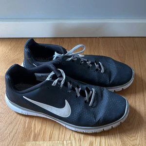 Nike Free 3.0  - Nike Free skor i strl 40. Använda men i bra skick. 