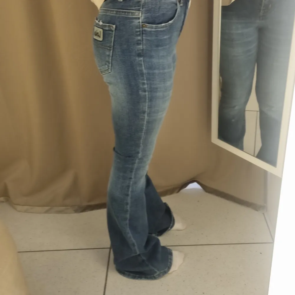 Det är ett par byxor.. Märke=Loia vet ej vad det är känt för men dom är väldigt fina! Dom går till naveln!❤️. Jeans & Byxor.