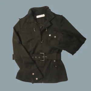 Vår jacka  - Svart vår jacka köpt från Zara i super skön material (passar super bra till regnigt och lite blåsigt väder ☔️🌧❤️)