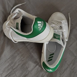 Adidas skor - Skitsnygga! Tyvärr för stora för mig:( Nyskick! Storlek 42 (passar nästan mig som har 39) Fixar budgivning om fler är intresserade. 