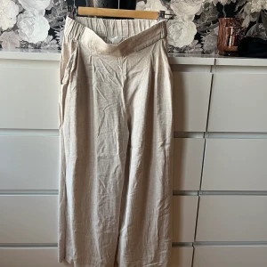 Linnebyxor  - Hägmidjade linnebyxor med vida ben. Superfina, men tyvärr för små för mig. Storlek 36/S.