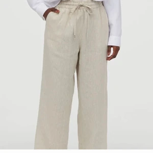 Linnebyxor  - Säljer dessa beiga linnebyxor från Cubus!☀️Det är i storlek S men kan justeras i midjan. Skriv privat för fler bilder eller vid intresse☀️☀️