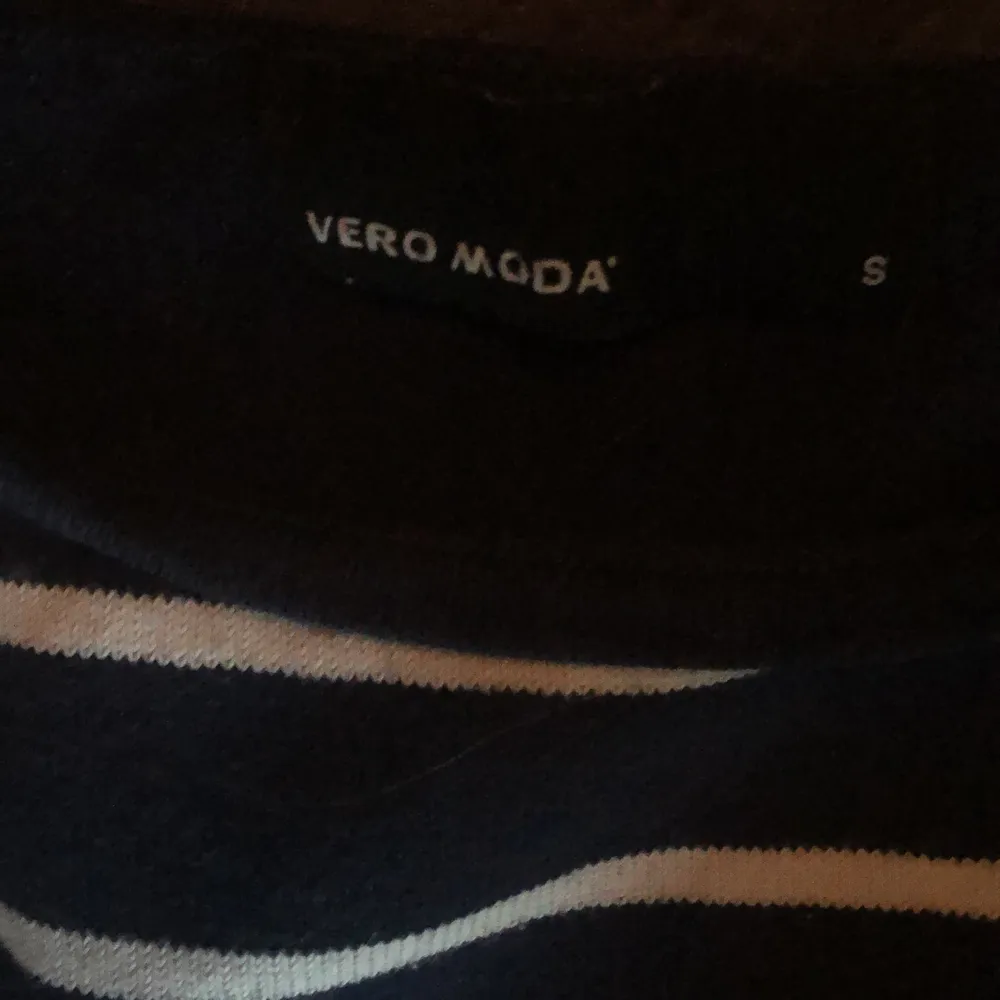 En långärmad randig tröja ifrån Vero Moda💞 . Tröjor & Koftor.