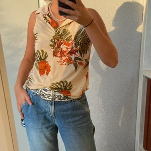 Blommig topp - Sommrig topp som är väldigt skön! Frakt tillkommer med 66kr 😊