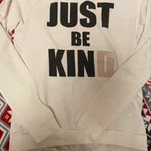 Sweatshirt  - Lite färg på ena armen men inget som märks 