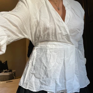 Vit långärmad tröja  - Vit skjorta med knytning i linneliknande material. Aldrig använd