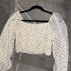 Bershka topp - Topp med svarta prickar i str S