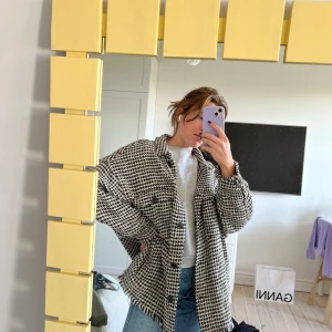 Oversize Zara jacka - Jättesnygg jacka från Zara från förra året! Storlek XL men jättesnygg i oversize på mig som annars har S/36! 