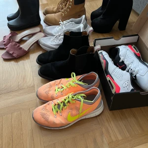 1 barnskor och resten blandat - Barnstövlar storlek 29 - 80kr slip in sandal rosa storlek 39 - 80kr Timberland kängor storlek 38/38,5 lite skavant på sidan - 550kr Svarta högklack boots storlek 38 - 100kr Vita Jordans 6 storlek 38 - 800kr Gant svarta kängor storlek 38 - 550kr Vita Nike 