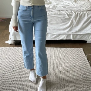 Blåa jeans  - Super fina blåa jeans! Passar utmärkt på sommarn med någon fin topp. Helt nytt skick, passar mig utmärkt som är en S