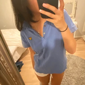 Piké - jättesöt piké topp. fin blå färg till sommaren! 