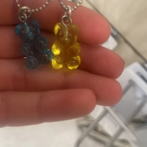 Jätte fina halsband  - Mina halsband från guldfynd blå och gul 💙💛 ny inte använda eftersom tycker ej om domhära halsbanden💖💖