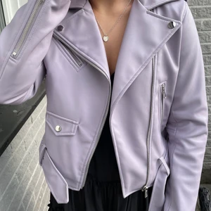 Zara - Säljer denna snygga lila skinnjacka från Zara då den inte kommer till användning. Bara använd 1 gång så den är som ny. Storlek M men passar som en oversized S också
