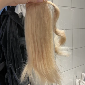 Ponnytail i äkta hår - Säljer min Ponnytail i äkta hår då jag har färgat håret mörkare 🥺 super fin att ha i alla olika slags uppsättningar och då den knappt är använd är den i jätte fint skick! 
