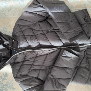 Svea jacka - Svea svart vinter jacka. I storlek: 170 skulle passa en XS/S. Är i jätte bra skick.                                                   Köptes för 1100kr och säljs nu för 250