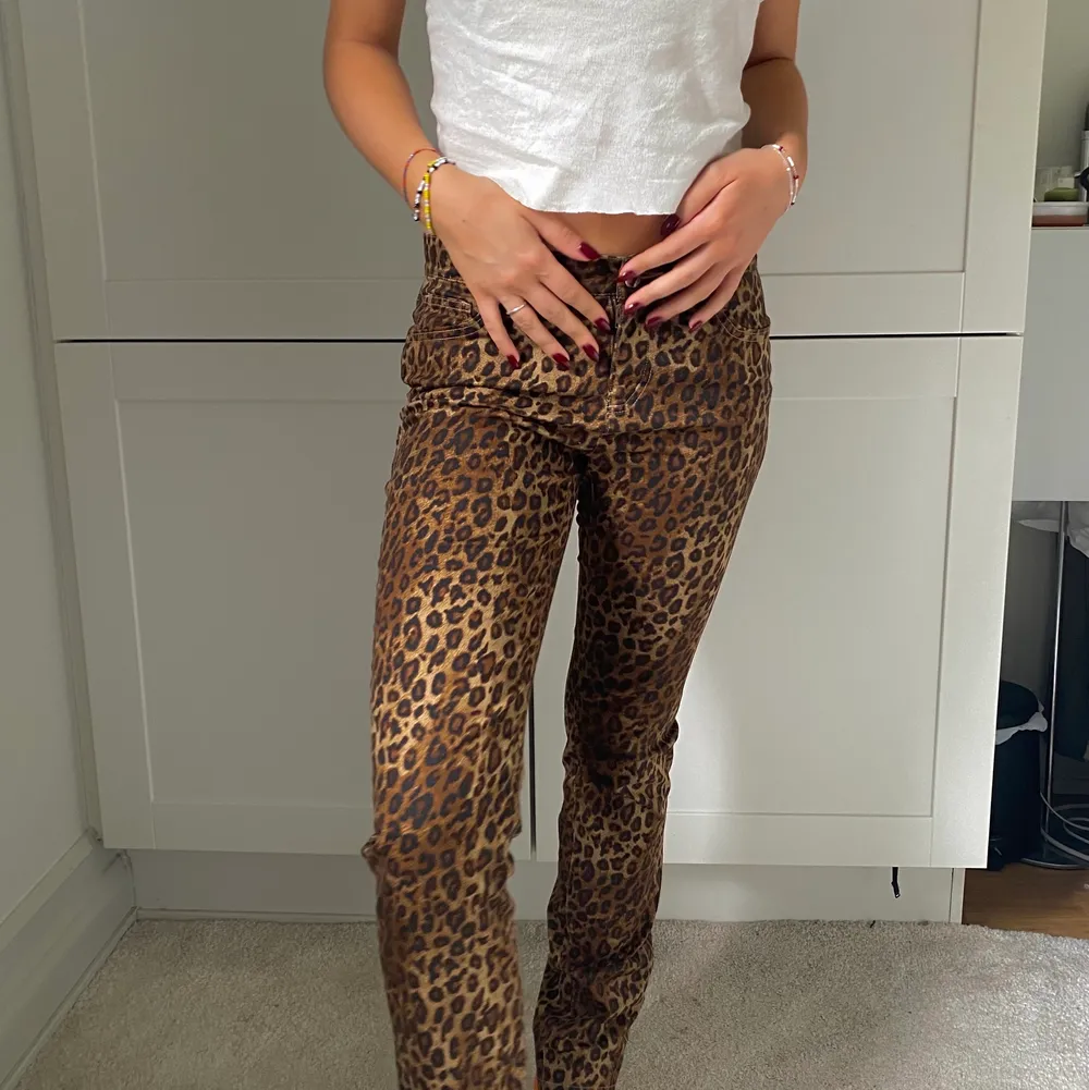 As balla leopard jeans från Ralph lauren. Perfekta för att spicea upp din fest outfit 🌶 Passar 32-36, Xs-s. Jeans & Byxor.