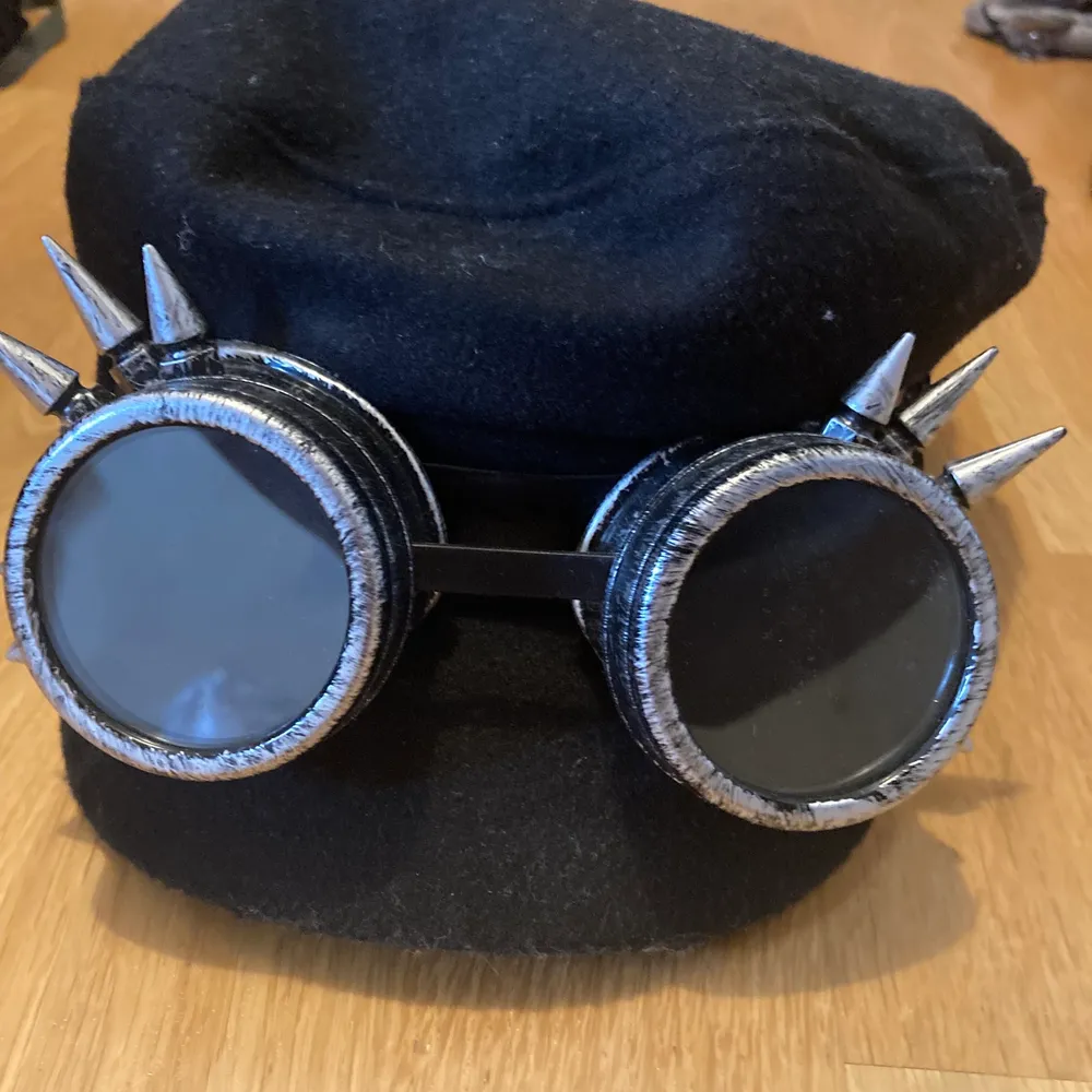 en svart hatt som passar alla huvudformer skulle jag säga och ett par steampunk glasögon man kan ta av och sätta på. köpte de separat men tycker dom passar så bra tillsammans.. Accessoarer.