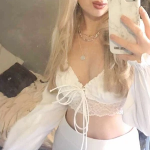 H&m topp - Nyskick topp, stl: s passar även xs. Säljer då den ej kommit till användning.